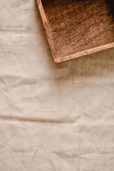Detail materiálů — dřevo, kov, len